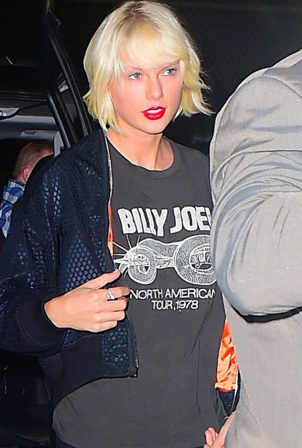 تايلور سويفت تختار صبغ الشفايف مع الشعر البلاتيني