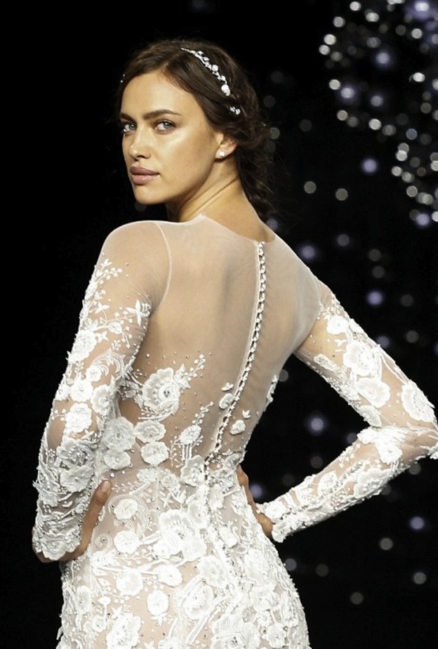 تصميم فستان الورود من الخلف من برونوفياس