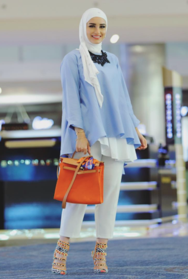 اطلالة ملفتة لدلال بصندل ملون وفريد بالكعب العالي