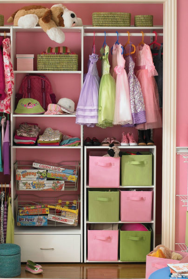 للفاشينيستات الصغيرات خزائنهن الملونة المرتبة