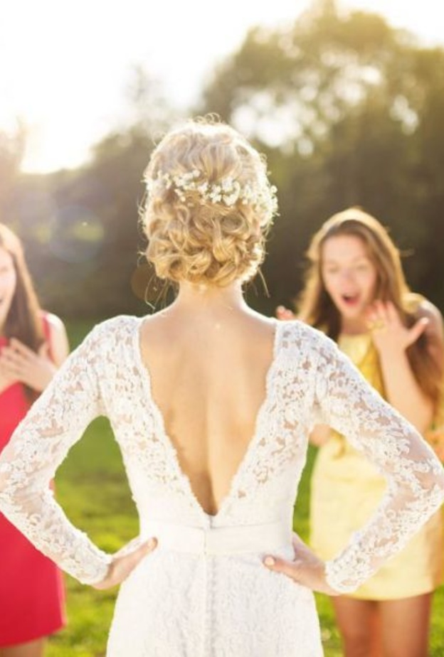 يجب ان تختلف علاقات العروس بصديقاتها بعد الزواج