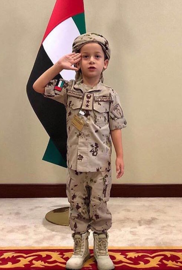 الشيخ محمد بن راشد ينشر صورة لابنه زايد بالزي العسكري احتفالا باليوم الوطني الإماراتي ٤٦