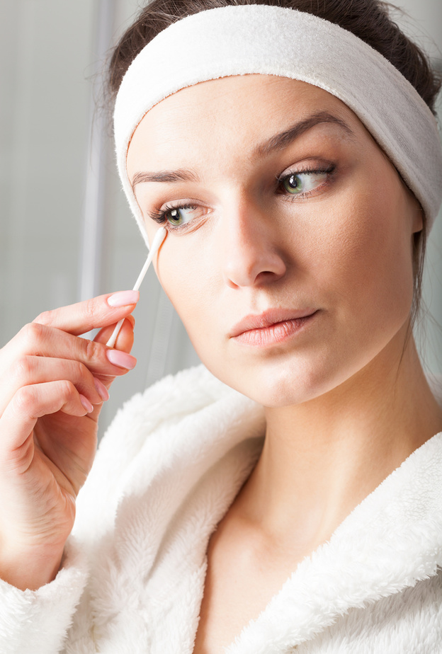 استعملي أعواد القطن لتنظيف الآي لاينر 