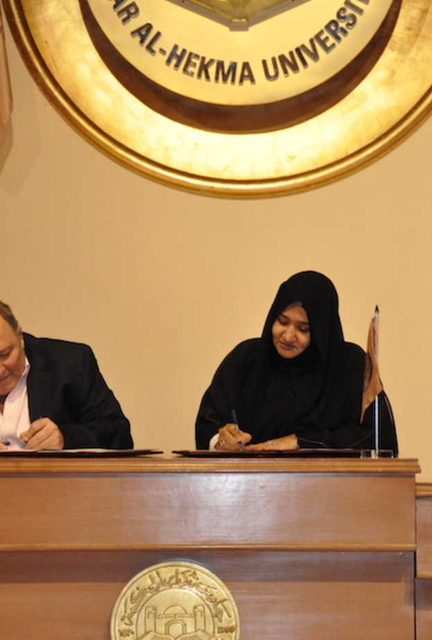 د.سهير القرشي وعدنان الكاتب يوقعان الاتفاقية