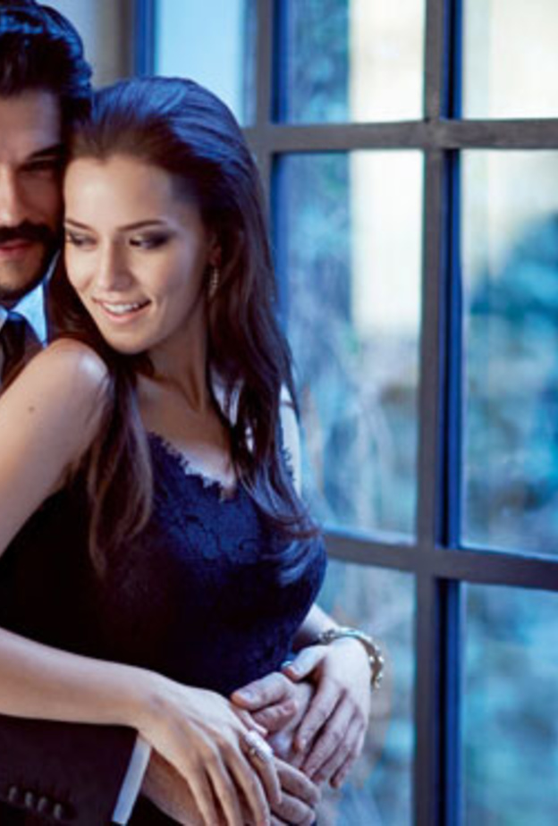 الممثل التركي بوراك أوزجفيت وحبيبته الممثلة التركية فهرية أفجين