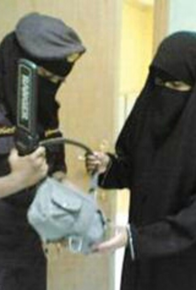 مهام متعددة للعسكريات السعوديات