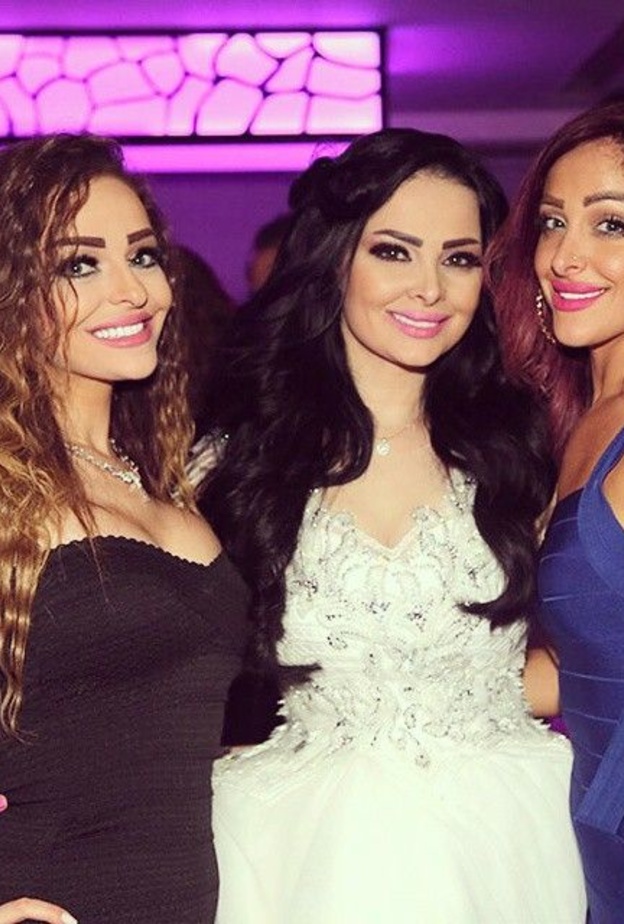 ديانا كرزون تتوسط شقيقتيها