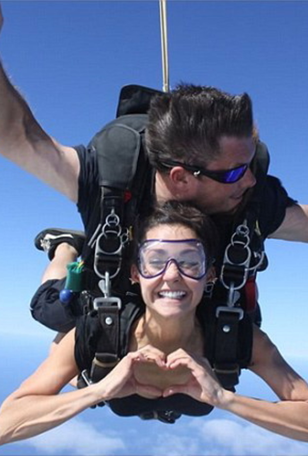 نينا دوبراف تحتفل بالعام الجديد بالقفز من الطائرة