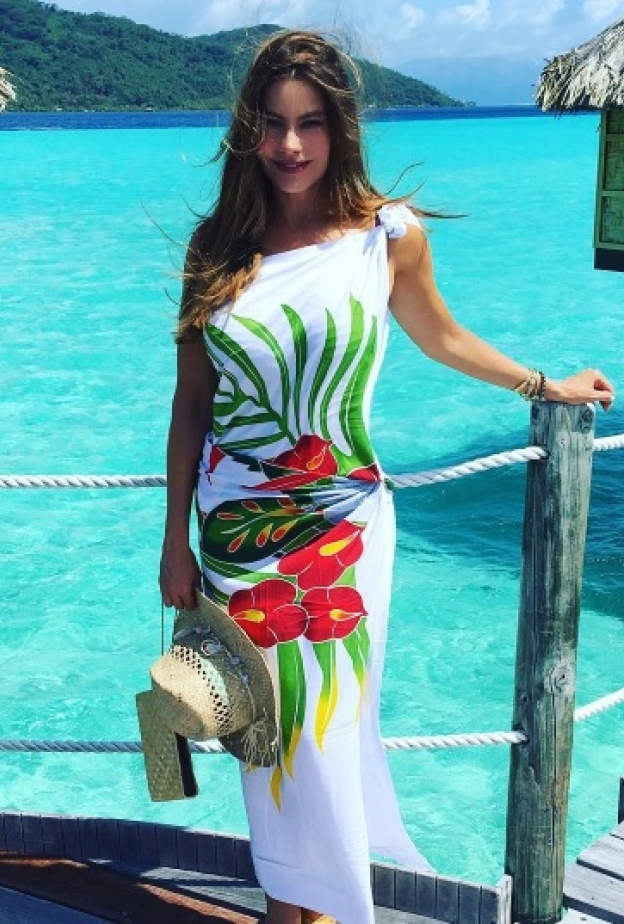 صوفيا فيرغارا رشيقة كعادتها خلال استمتاعها بعطلة في بولينزيا الفرنسية