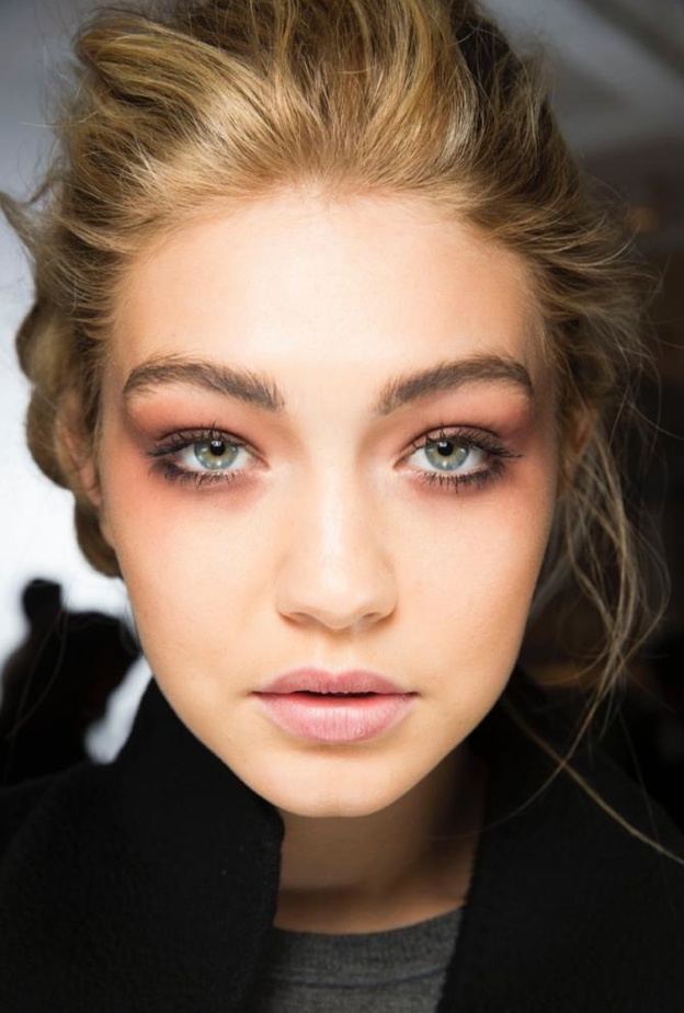 أناقة البني مع رموشك المشرقة