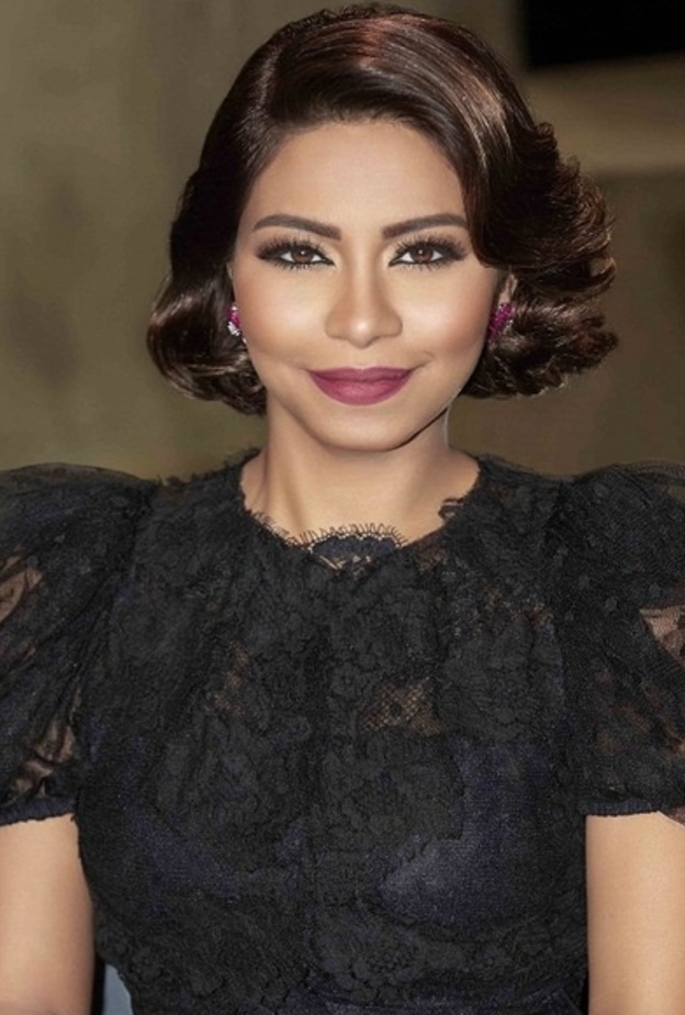 اطلالة باللون الأسود تتوافق مع طلة وفاء الكيلانى