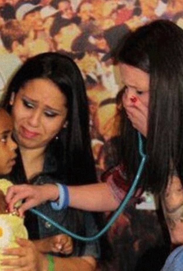 أم تسمع نضبات قلب طفلها المتوفي بعد تبرعها بأعضائه