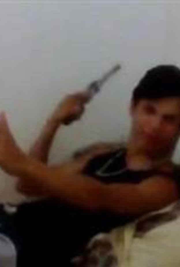 شاب يطلق الرصاص على راسه امام الكاميرا