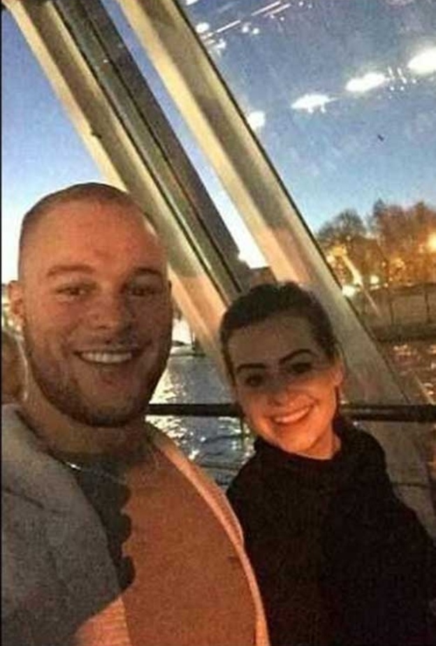 شاب يعبر مطارين