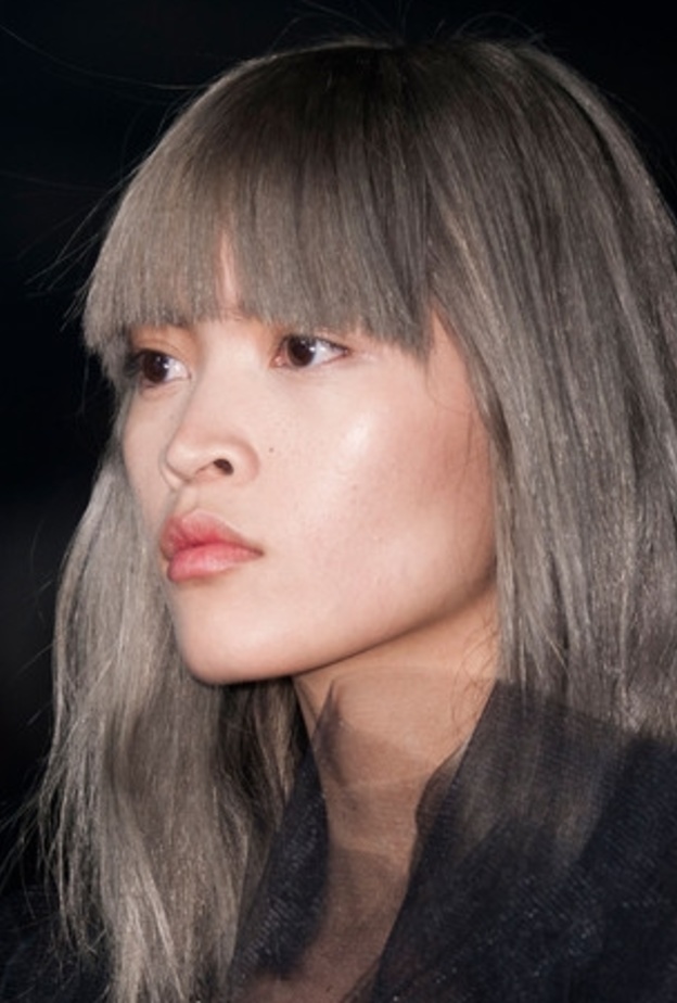 اختاري الشعر الرمادي مع تسريحة الغرة الامامية