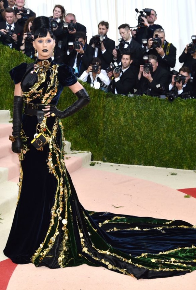 كاتي بيري Katy Perry في فستان اسود طويل مزين بالمعادن الذهبية من برادا Prada