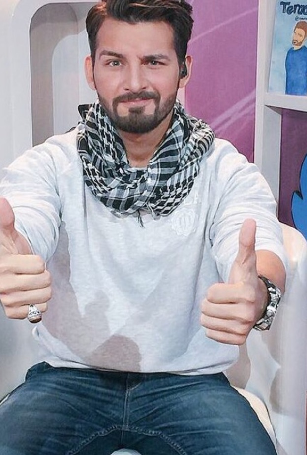 يحرص طراد دائما على ارتداء الشال 