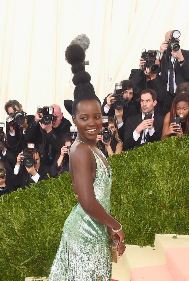 لوبيتا نيونغ تتحدى طول المايكرفون بتسريحتها الغريبة خلال حفل مت جالا في نيويورك أمس