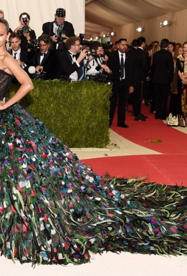 zoe saldana في فستان من دولتشي اند غابانا