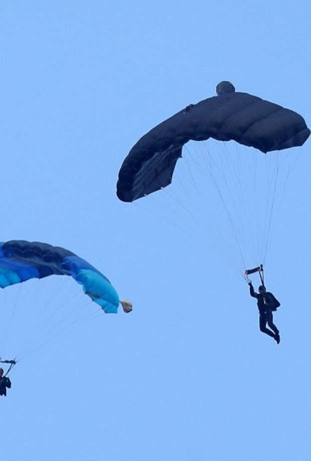 إيثان هنت يقفز في المظلة في الجزء الجديد من مهمة مستحيلة