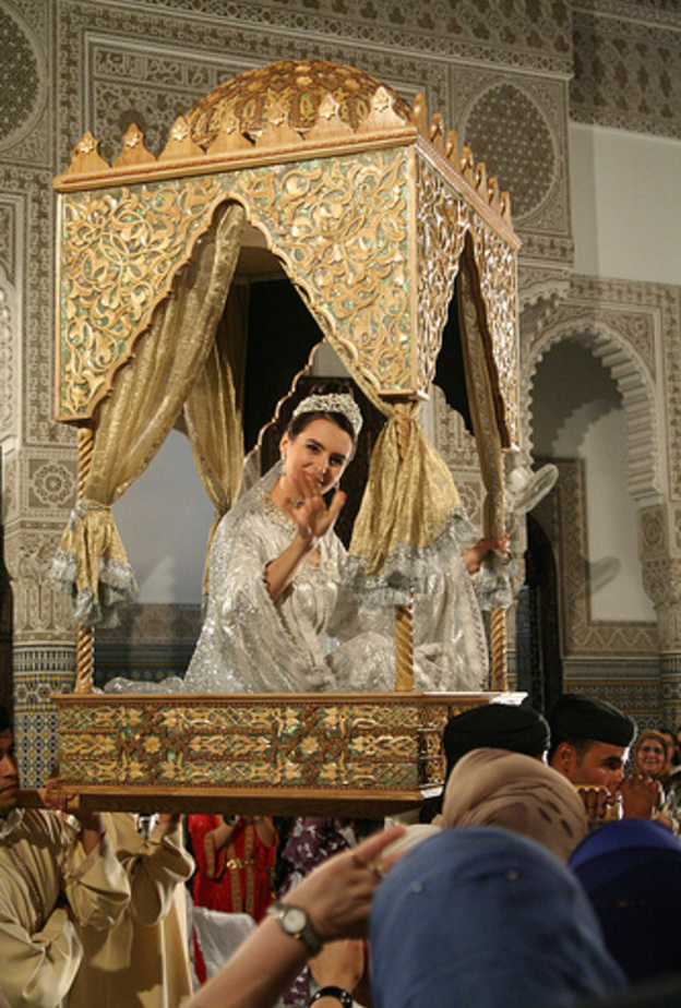 بالفيديو: مغريبة تقع من فوق العمارية 