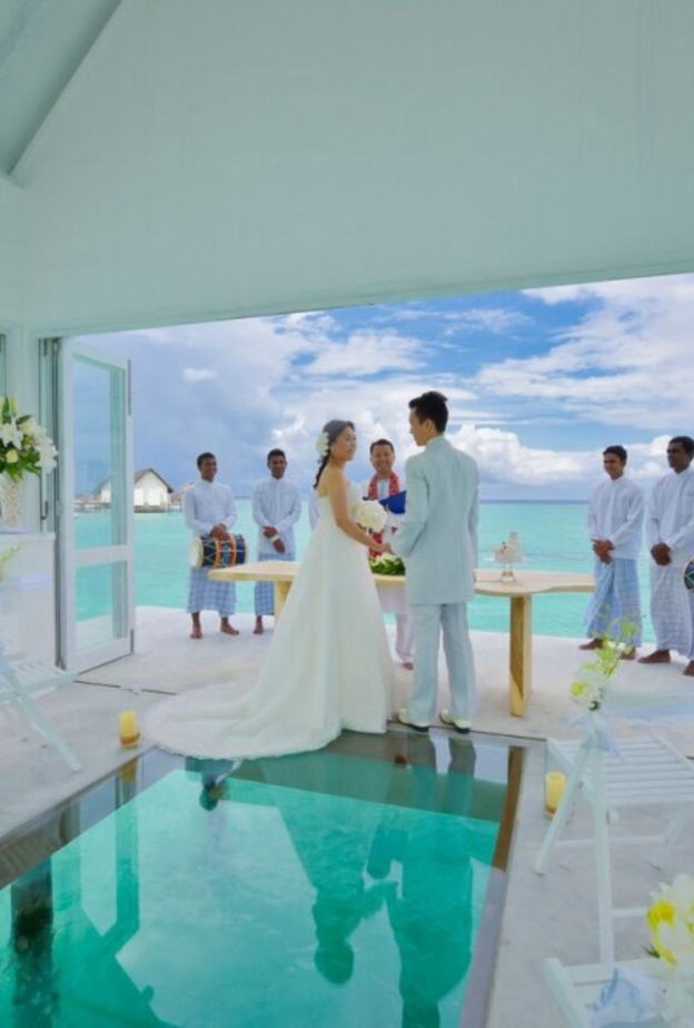 منتجع يفتتح قاعة لحفلات الزفاف وسط المياه