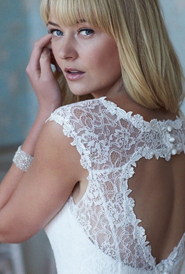 عروس عيد الحب أجمل مع قصة القلب من الخلف..