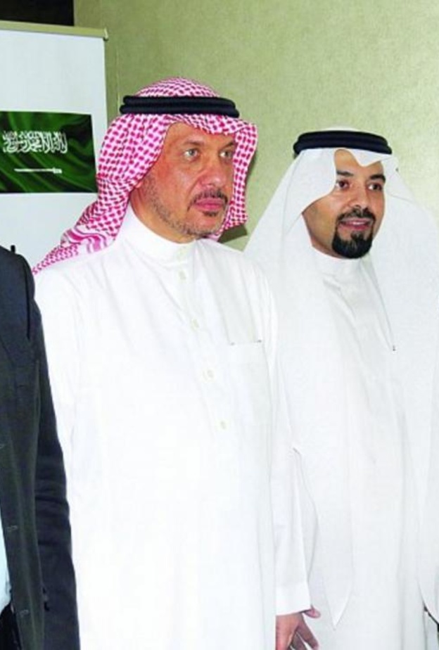 الطبيان عبدالكريم ومشعل لحظة تكريمهم بدبي