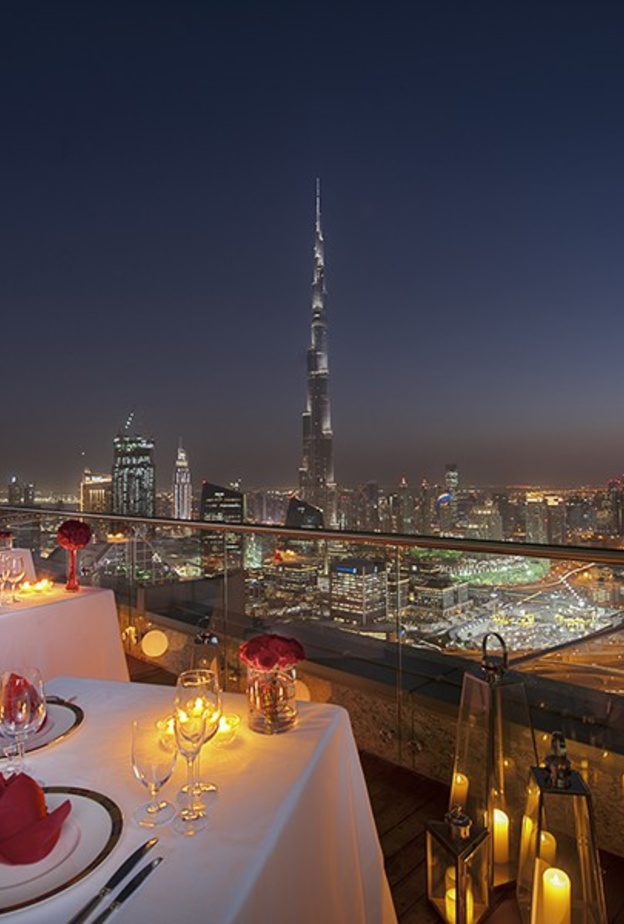 قمة الرومانسية على شرفة الطابق 42 في فندق شانغريلا دبي