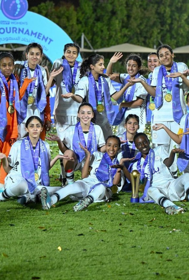 لاعبات كرة القدم الفائزات في النسخة الأولى من بطولة الاتحاد السعودي للناشئات