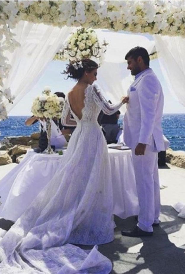 العروسان  في إطار مميز