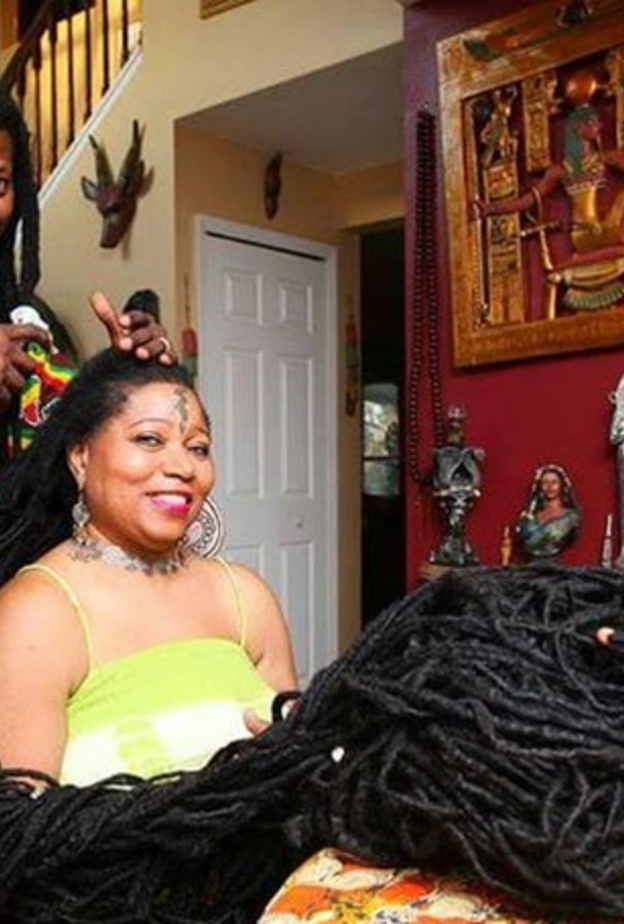 تزوجت مصفف شعرها