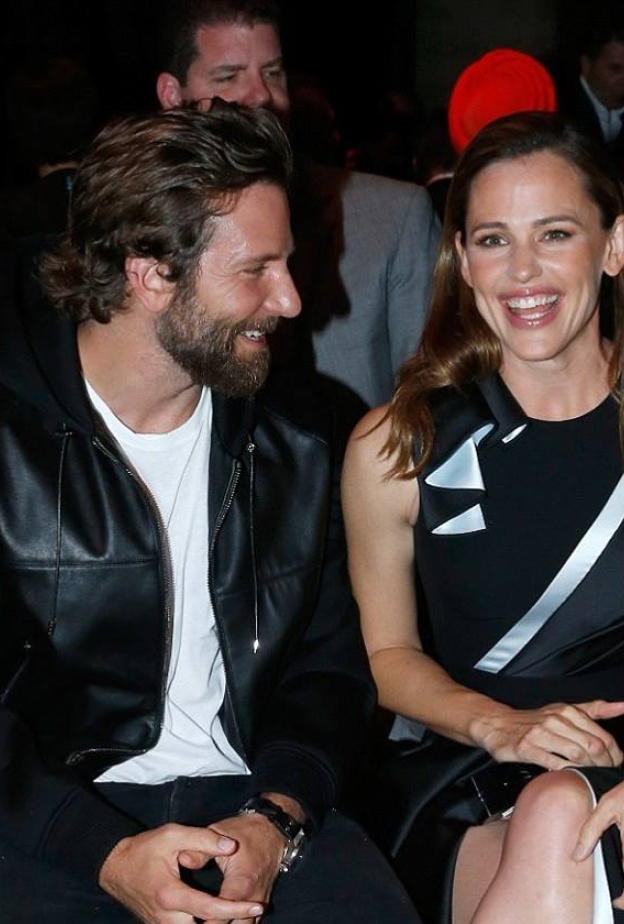 جنيفير غارنر وبرادلي كوبر نجوم الصف الأول لعرض أزياء فيرساتشي في باريس بالأمس