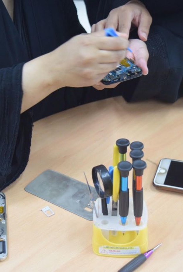 الفتاة السعودية اثبتت وجودها في عالم صيانة الجوالات 