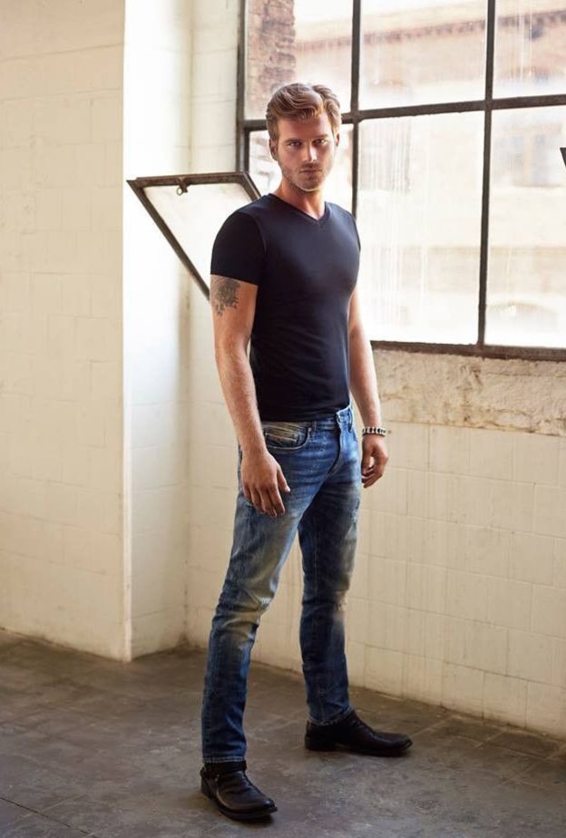 يختار الجينزات العصرية مع التيشرتات السادة