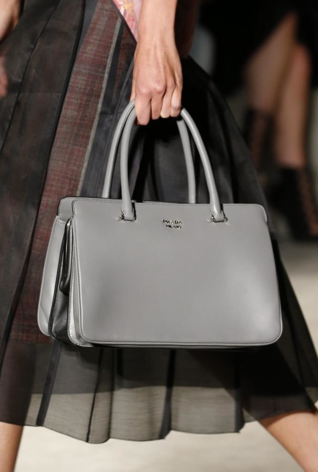شنطة من برادا Prada