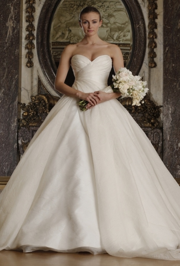 لاطلالة ملكية يوم زفافك اختاري من مجموعة "رومونا كيفيزا"