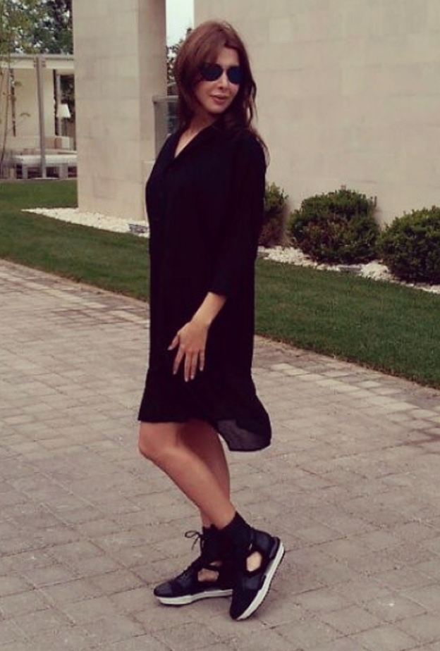 تنتقي الأحذية الرياضية وتنسقها بعفوية