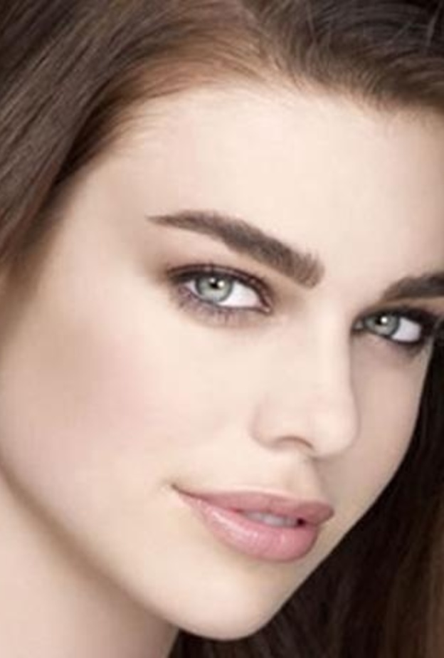 الحواجب المستقيمة تناسب الوجه الطويل