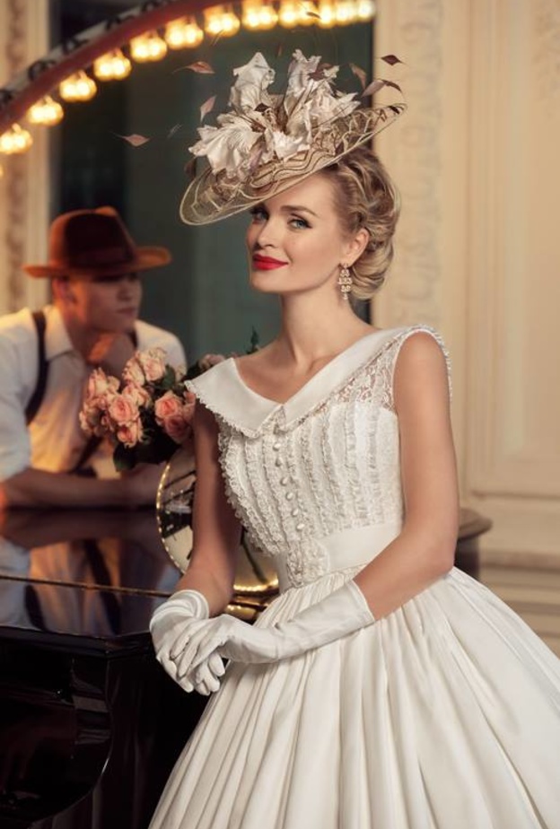 قبعة ذهبية مع القفازات