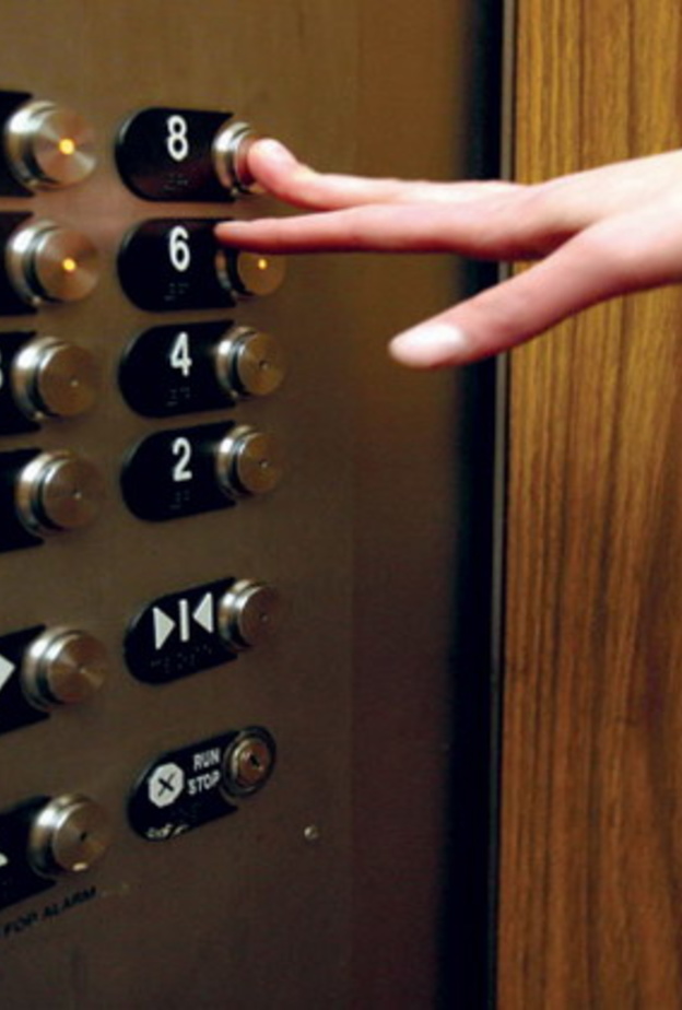 سقوط مصعد بناية في رأس الخيمة بداخله 9 أشخاص