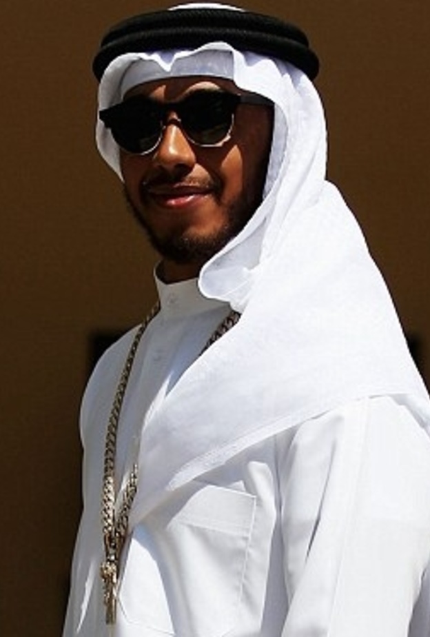 لويس هاملتون بزي الخليجي