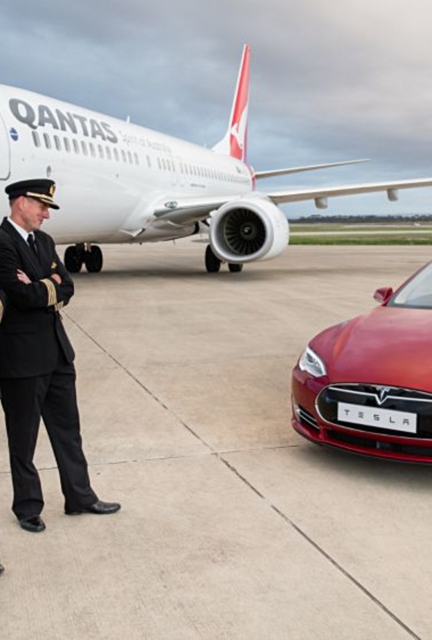 سباق بين سياره وطائره