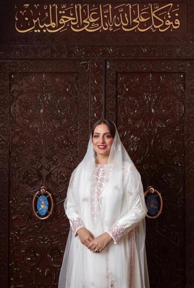 تفاصيل الإطلالة الأنيقة بالأبيض للسيدة عهد البوسعيدية 