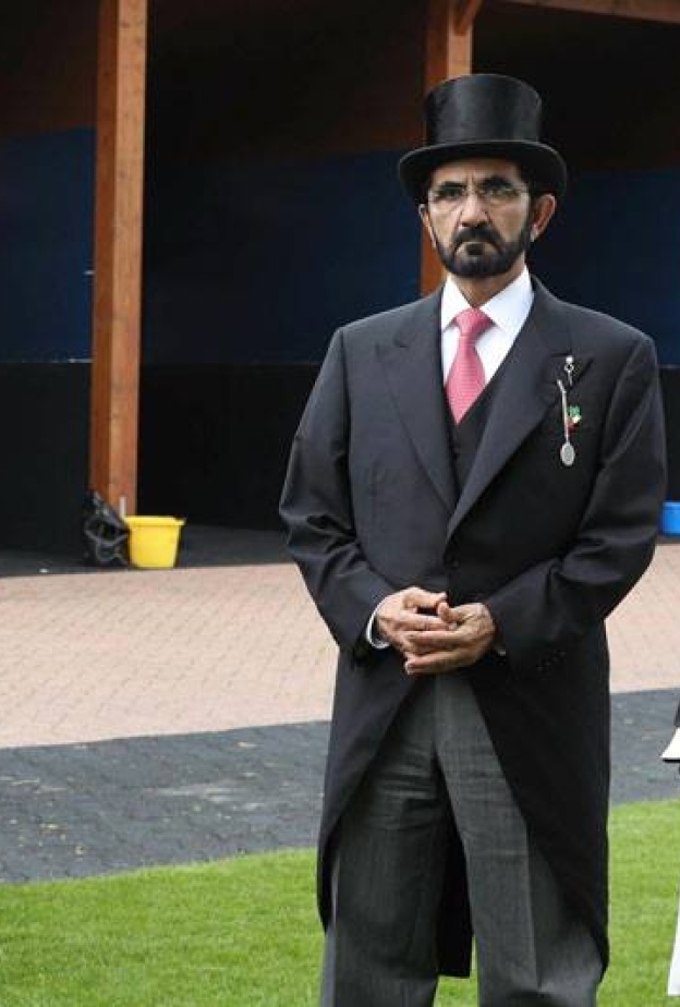 الشيخ محمد بن راشد آل مكتوم مع زوجته الأميرة هيا بنت الحسين وابنه حمدان خلال حضورهم لسباق الديربي الانجليزي للخيول