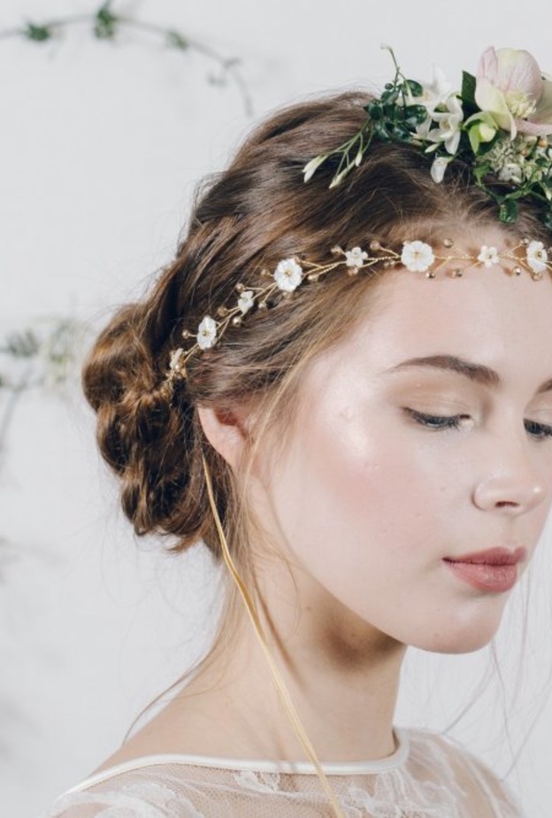 التسريحات التي تزينها الورود تجعل اطلالة العروس رومانسية