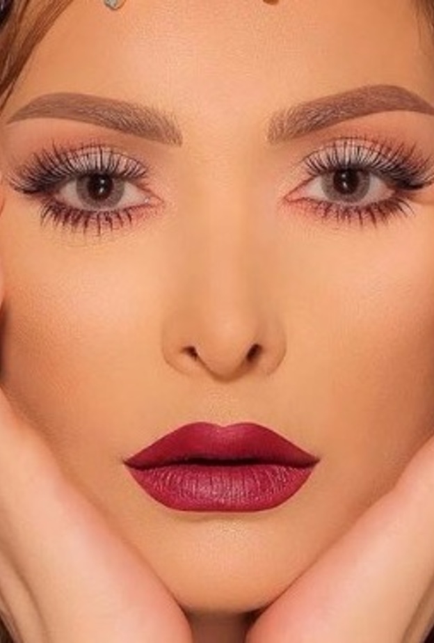 أمل حجازي تحب المكياج البرونزي مع أحمر الشفاه القوي