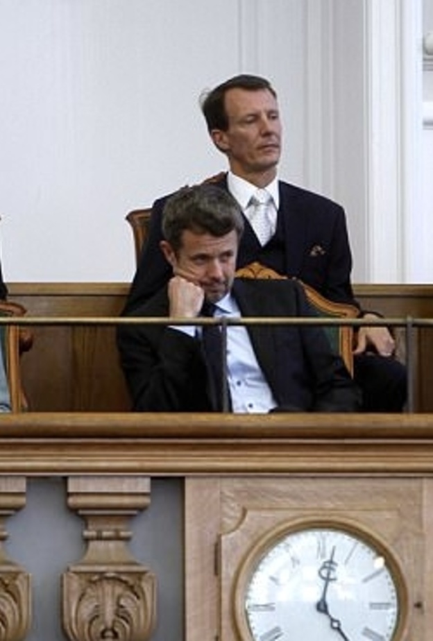 ملكة الدانمارك تتقدم الحضور في جلسة البرلمان