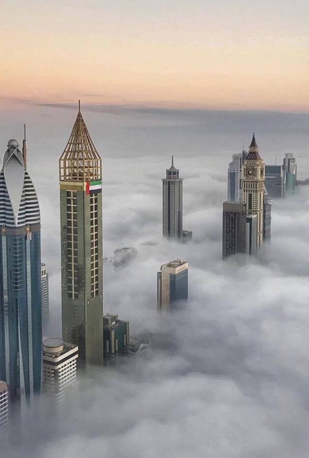 الشيخ حمدان بن محمد ينشر صورة للضباب صباح اليوم في دبي مع تعليق:"صباح الفل حق الكل"