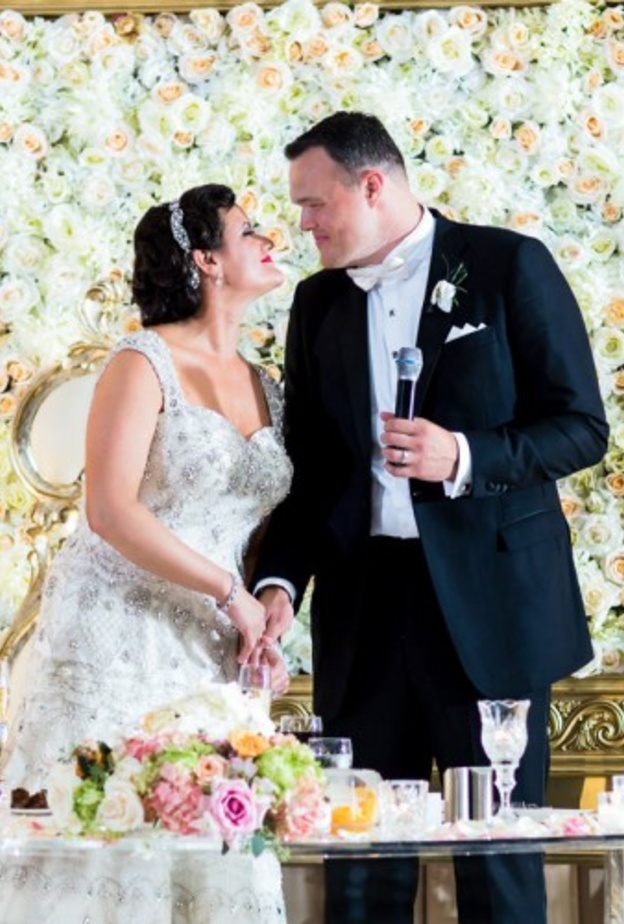 حائط مزهر مشكل من أزهار غير مكلفة